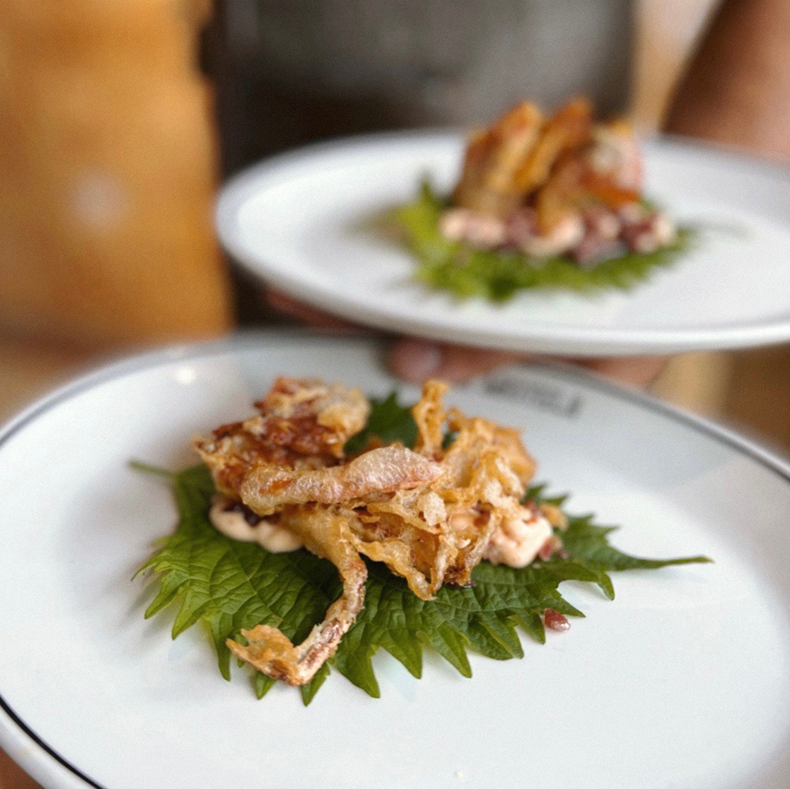 Cangrejo tempurizado sobre hoja de sisho, jamón ibérico y mayonesa de sriracha
