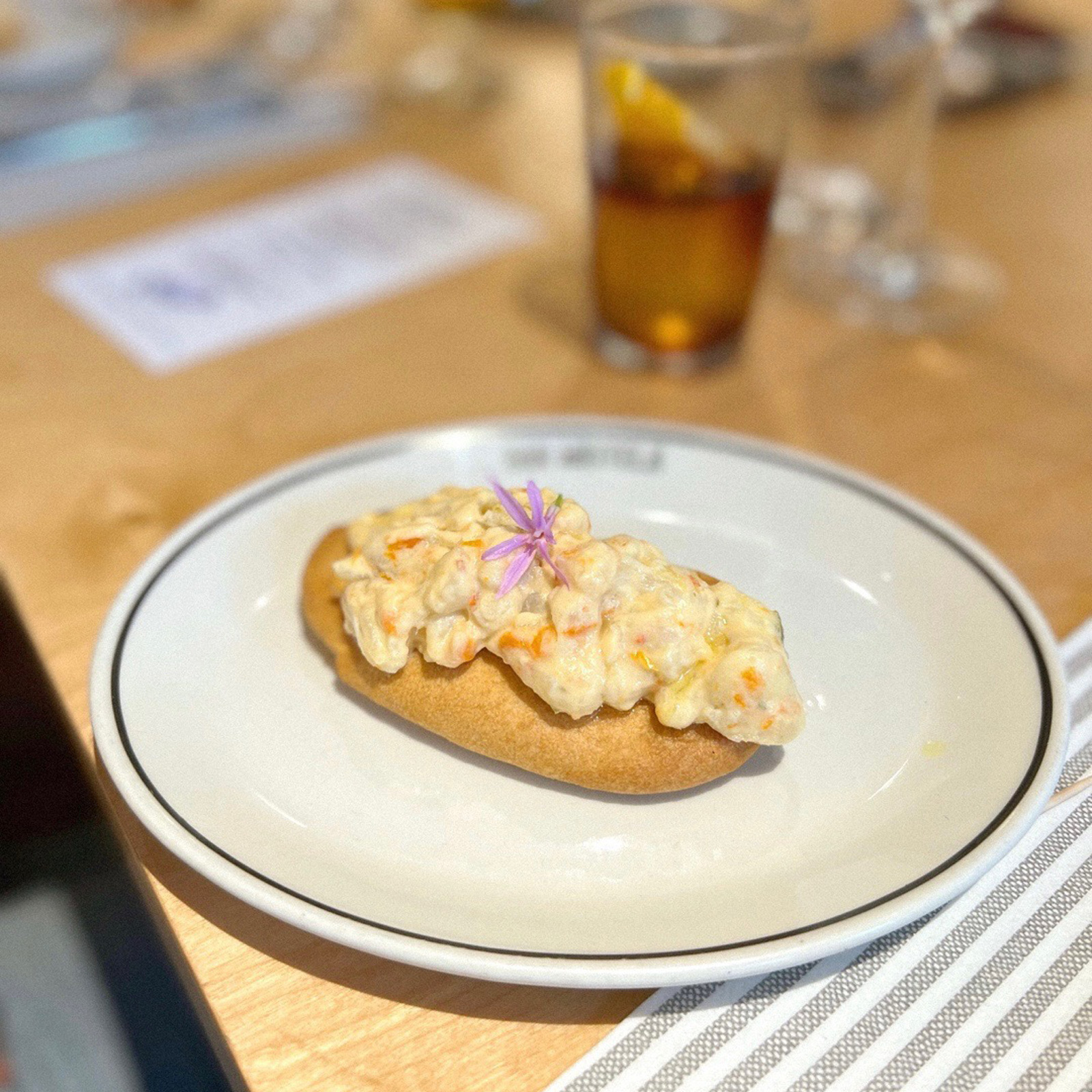 Coca con ensaladilla de gambas al ajillo
